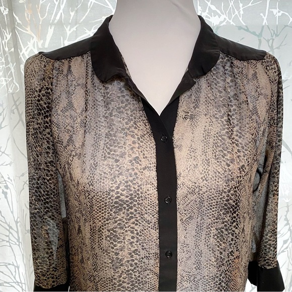 Aritzia Wilfred Black gray tan silk collar button up v- neck 1/2 sleeve top - Picture 2 of 9